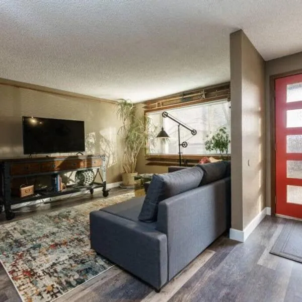 #StayInMyDistrict Eclectic Boise Townhouse near St Als，位于博伊西的酒店