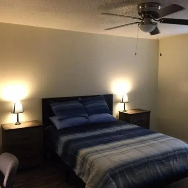 Simple 1-bedroom unit upstairs close to Fort Sill!，位于Medicine Park的酒店