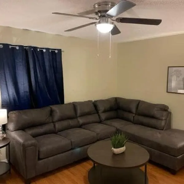 Charming 1-BR upstairs apartment near Fort Sill!，位于劳顿的酒店