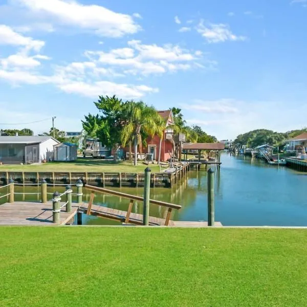 Canal Front Home! Walk to Beach, Porch, Fishing，位于圣奥古斯丁的酒店