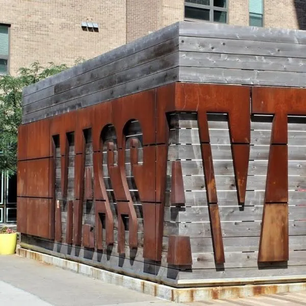 Spacious 2BR Apt on Mass Ave w Kitchen，位于印第安纳波利斯的酒店