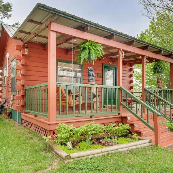 Cozy Pelsor Cabin with Mountain and Valley Views!，位于Lurton的酒店