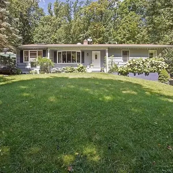 Large Private House on 5 Wooded Acres. Total Privacy!，位于哈克特斯敦的酒店