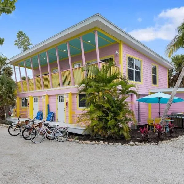 Charming Suite with Balcony and Bikes at Historic Sandpiper Inn，位于James Cipriani Heliport的酒店