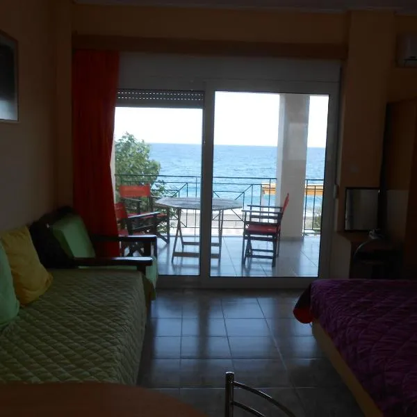 ASIMENIA STUDIOS，位于Achladi的酒店