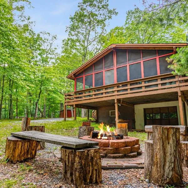 Hot Tub, River&Kayak, WiFi, & Fire Pit at Cabin!，位于伯克利斯普林斯的酒店