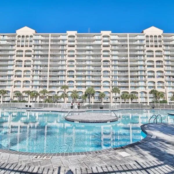 Waterfront Luxury Huge Condo with 15000sf Pool，位于默特尔比奇的酒店