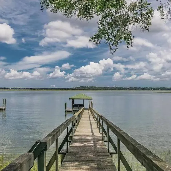 Waterfront! Private Dock! Cottage in the City!，位于博福特的酒店