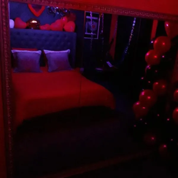 LOVE ROOM Le rouge et noir，位于巴尔的酒店