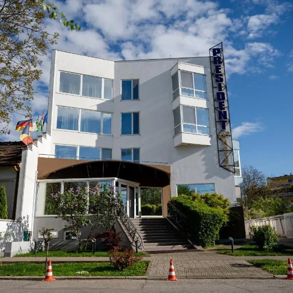 总统酒店 ，位于Săcălaz的酒店