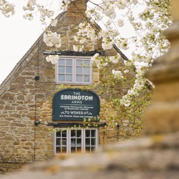 The Ebrington Arms，位于Bourton on the Hill的酒店