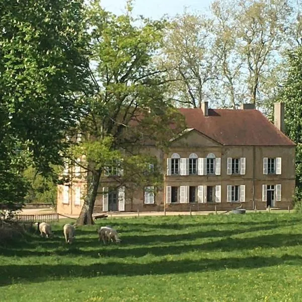 Maison au milieu d'un parc，位于Le Donjon的酒店