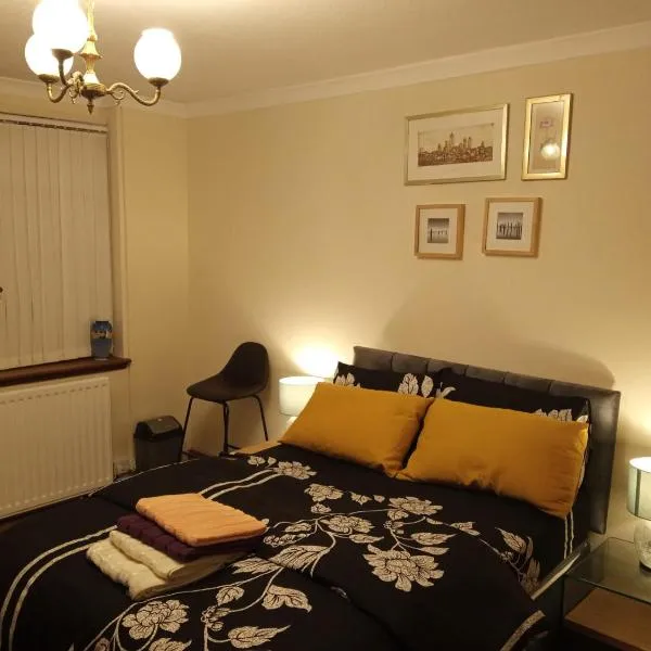 Inviting 4-Bed Apartment in Walsall，位于利奇菲尔德的酒店