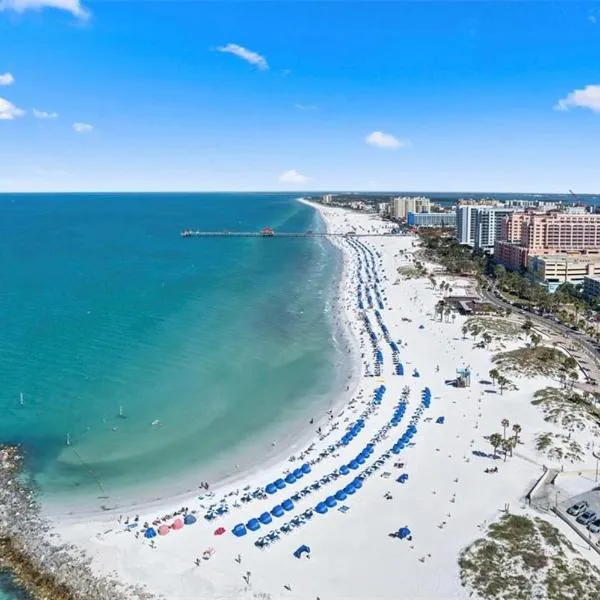 Pelican Point on Clearwater Beach，位于克利尔沃特的酒店