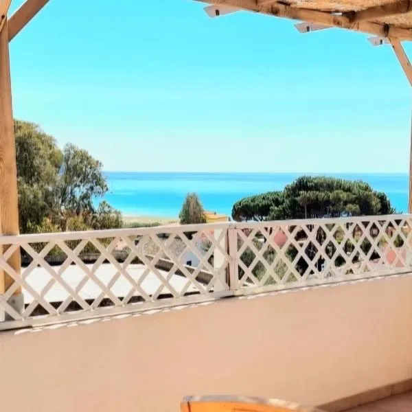 Stylish home with views 4 min walk to the beach!!，位于索拉纳斯的酒店