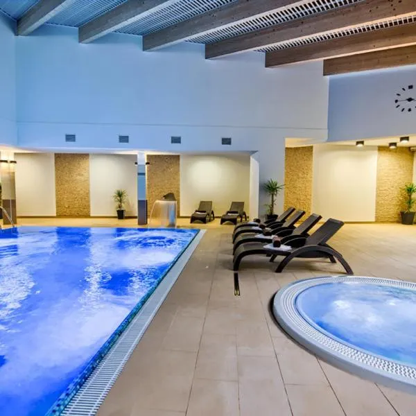 Hotel Zimnik Luksus Natury Spa & Wellness，位于Sienna的酒店