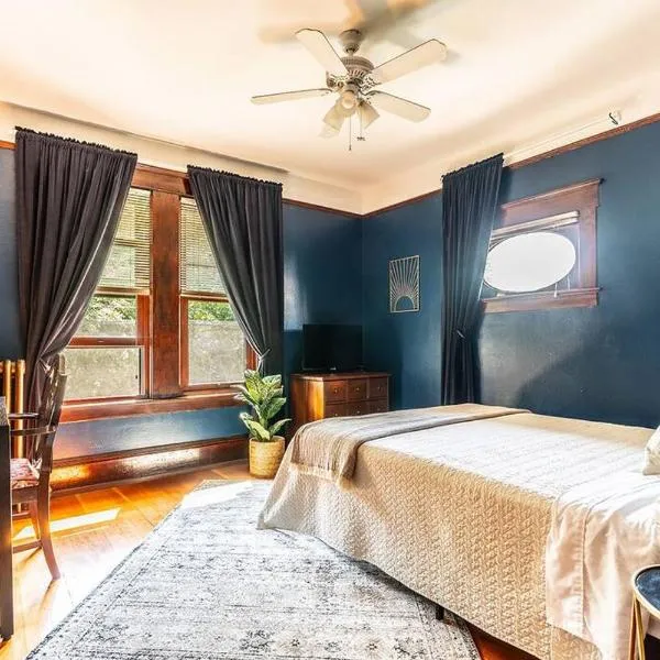 Charming Room in Historic BnB with Parking - Rm 5，位于西雅图的酒店