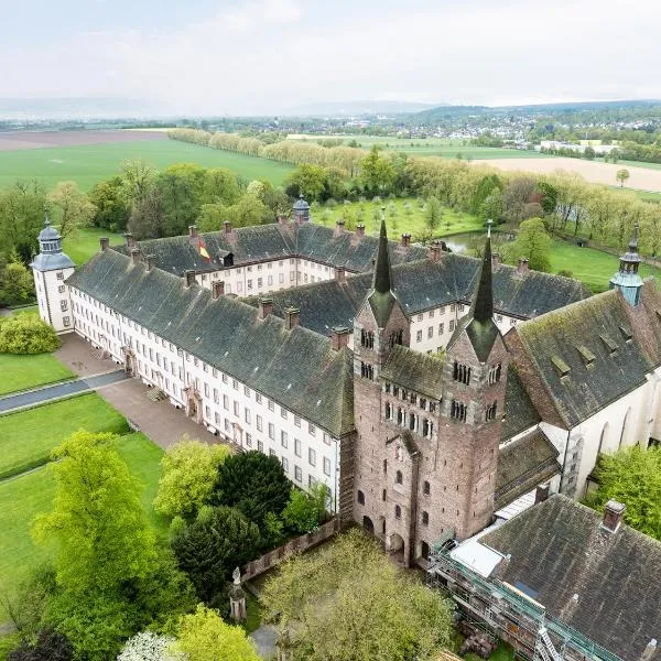 Schloss Corvey Luxus wohnen für 1-6 Gäste im UNESCO Weltkulturerbe Höxter Weserbergland free W-Lan Parken Netflix für Familien Paare und Geschäftsreisende inkl Handtücher Seife Nintendo Switch uvm，位于赫克斯特的酒店