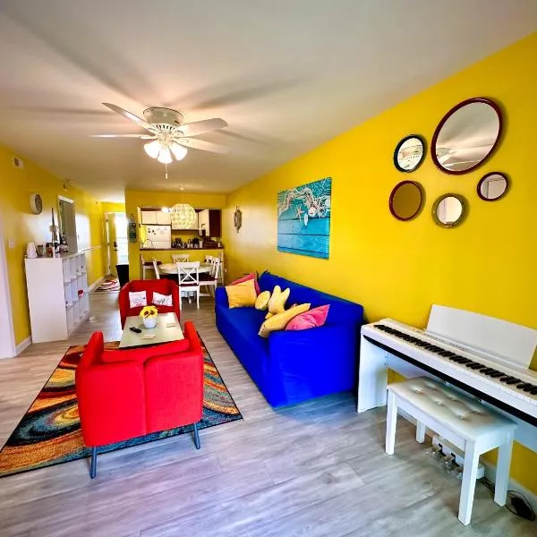 Stylish 2BR Condo Near Beach, Large Pool & Patio, Pet Friendly，位于柏斯海滩的酒店