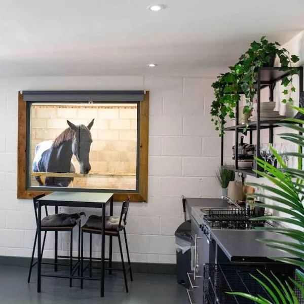 Sleep next to a Horse in a stable by the city !，位于Broadclyst的酒店