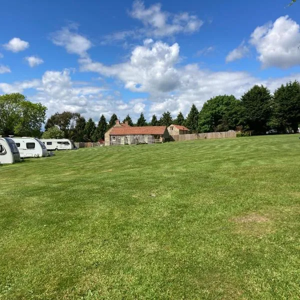 Bank Top Camping-North York Moors with pitches for caravans, camper vans and tents，位于皮克林的酒店