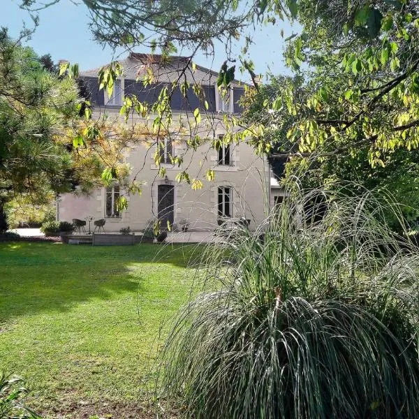 Demeures ressourçantes - Le Vallon，位于Saint-Georges-de-Noisné的酒店