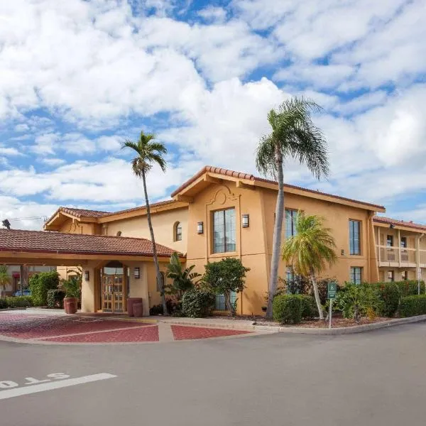Baymont by Wyndham Fort Myers Central，位于迈尔斯堡的酒店
