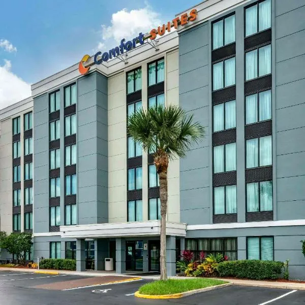 贝梅度斯靠近巴特勒大道康福特套房酒店，位于Carriage Club of Jacksonville Heliport的酒店