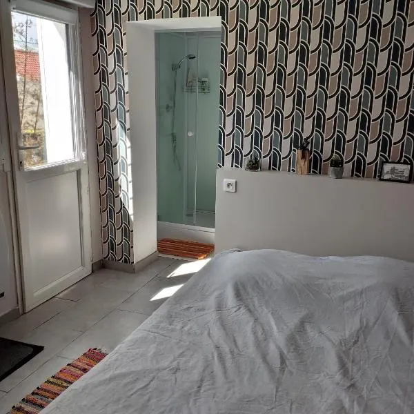 chambre avec un accès indépendant et salle de bain et toilette privatifs，位于Marquette-lès-Lille的酒店