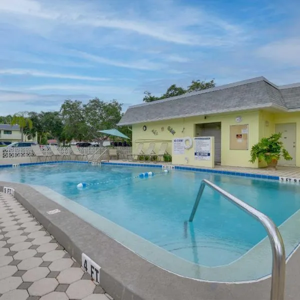 Siesta Key Condo with Heated Pool Less Than 1 Mi to Beach，位于萨拉索塔的酒店