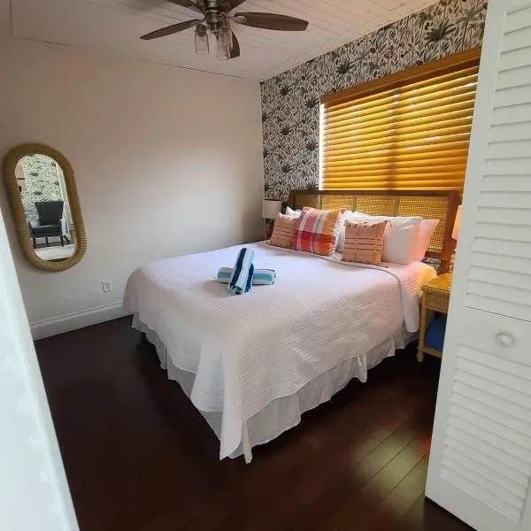 Duval Street Suite w parking and heated pool，位于基韦斯特的酒店