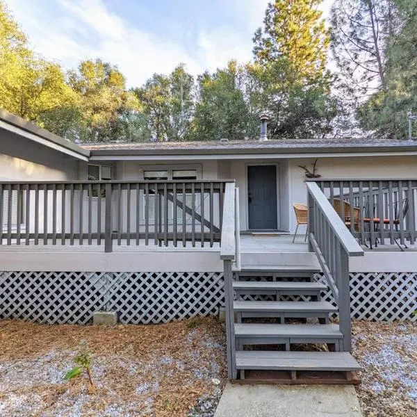 Home in Groveland near Yosemite NP，位于格罗夫兰的酒店