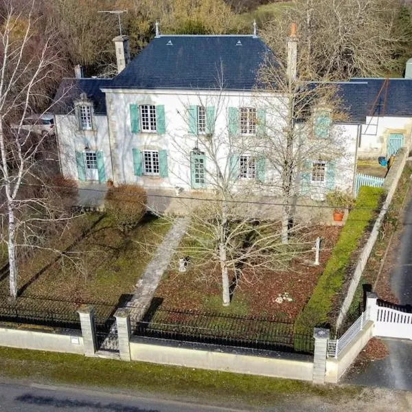 La Charmille - Grande maison bourgeoise, 35 Kms du Futuroscope，位于La Puye的酒店