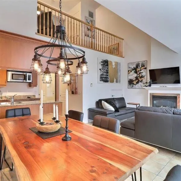 Chalet Saint-Sauveur with heated pool during Summer and Ski in Ski out!，位于圣索弗尔-德斯蒙特的酒店