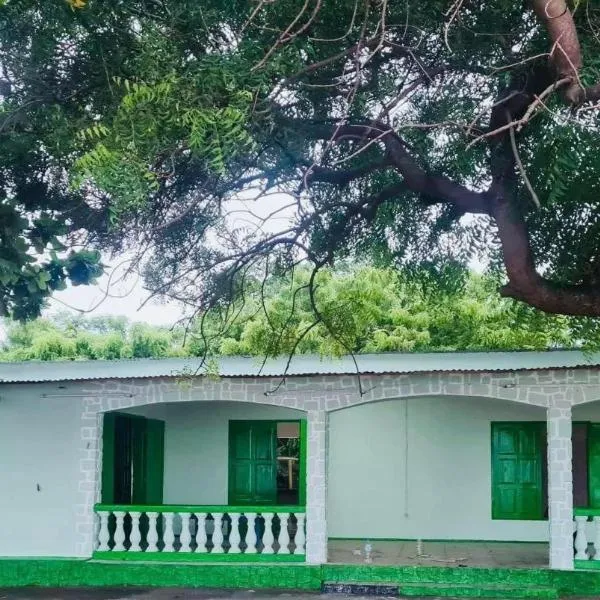 Maison les pieds dans l'eau (Ramena)，位于Andjamen的酒店