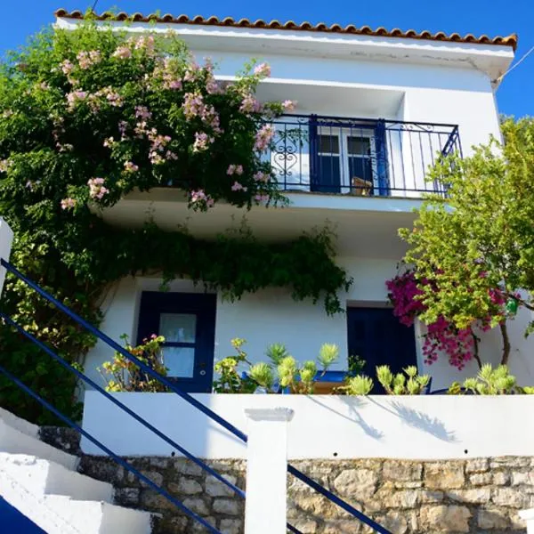Zaros House. Two-Bedroom Traditional House with Sea Views in Kioni.，位于Kiónion的酒店