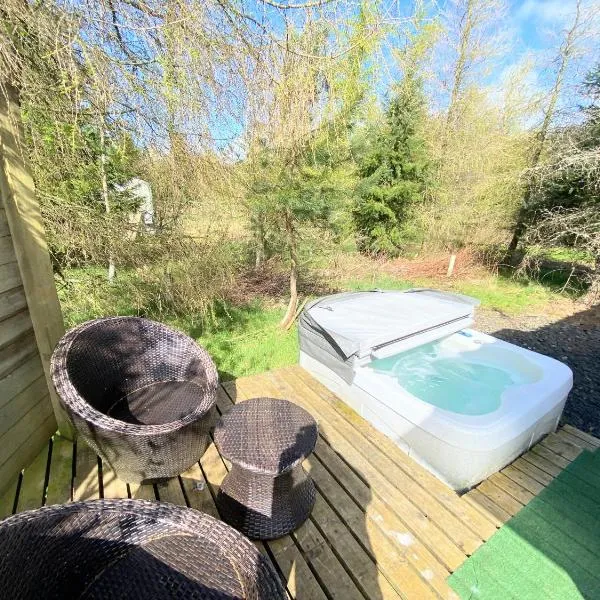 Blair Tiny House with Private Hot Tub - Pet Friendly- Fife - Loch Leven - Lomond Hills，位于Kelty的酒店