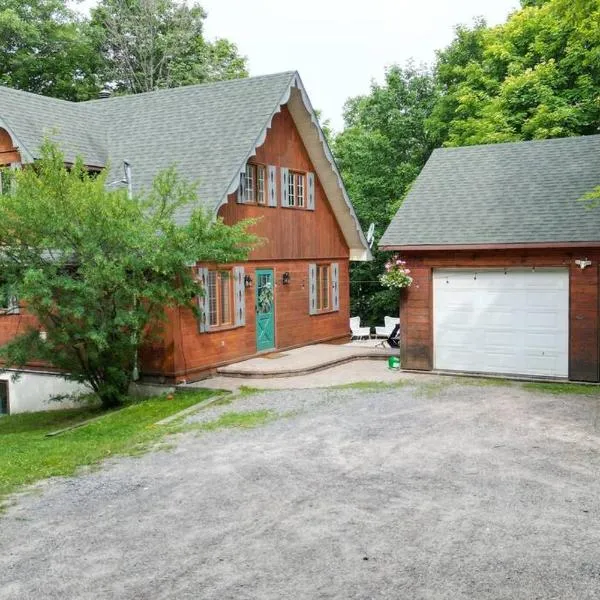 Chalet Mont Cascades w/ Spa & Fibre Optic Internet，位于Cantley的酒店