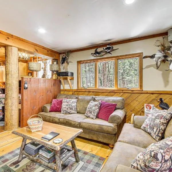 Rustic Searsport Cabin Loft and Sunroom on 10 Acres，位于Searsport的酒店