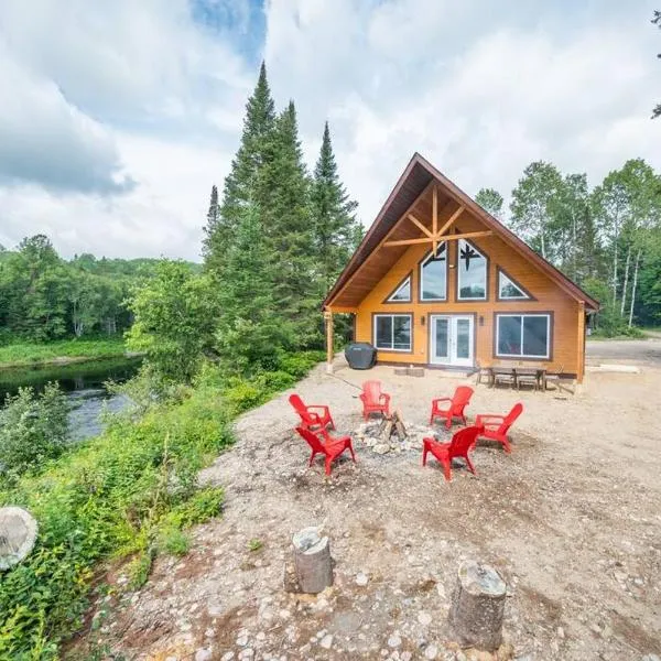 Riverside Retreat: Maazah Cottage，位于Fort Coulonge的酒店