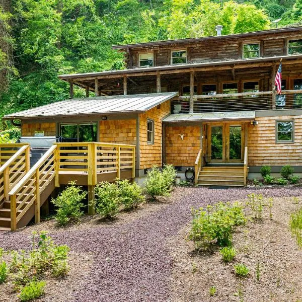 Riverside Log Cabin w Hot Tub Fire Pit Huge Deck，位于Rileyville的酒店
