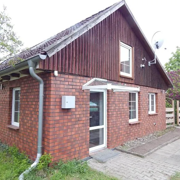 VINTAGE HOUSE Ferienwohnung LANDHAUS LAAVE，位于Laave的酒店