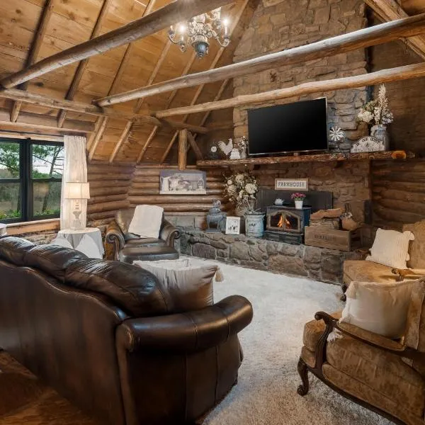 Log cabin-King-Soaring Ceiling-Full kitchen-The Cuddly Cow，位于Alma的酒店
