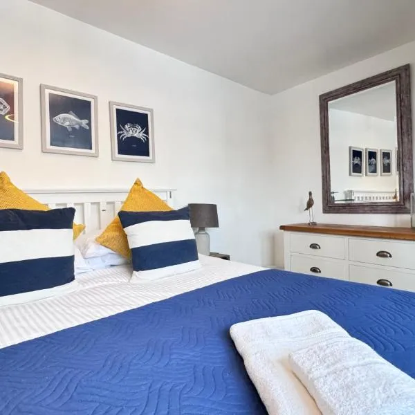 Heart of DARTMOUTH TOWN CENTER and with own PRIVATE PARKING - These Two Traditional Georgian SUPER STYLISH DUPLEX APARTMENTS are NEWLY REFURBISHED and have a CONNECTING DOOR For Larger Groups!!!，位于达特茅斯的酒店