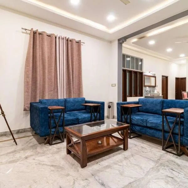 Stylish & Cozy Retreat with Jacuzzi，位于斋浦尔的酒店