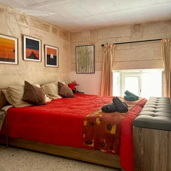 Ensuite Room with Private Kitchen in a Typical Maltese Townhouse，位于斯利马的酒店