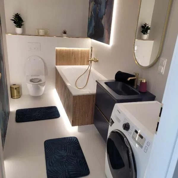 Apartament Cień Wiatru z wanną i widokiem na jezioro!，位于哈日科维的酒店