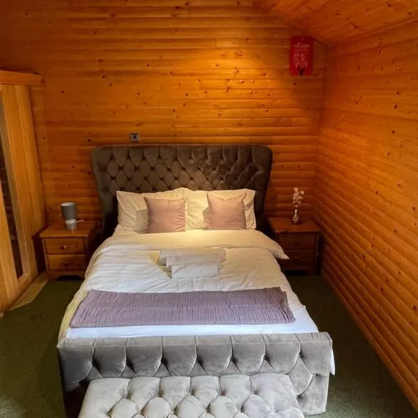 The Snug - Luxury En-suite Cabin with Sauna in Grays Thurrock，位于Horndon on the Hill的酒店