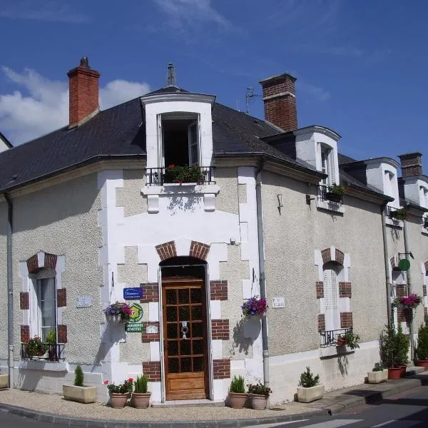 Les Glycines，位于Dun-sur-Auron的酒店