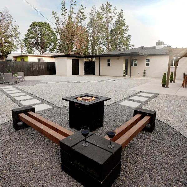 Centrally Located! Remodeled! Huge Backyard! The White House，位于阿尔伯克基的酒店